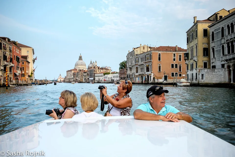 Guests on Sasha Rojnik’s tour enjoying Venice from a water taxi on the Grand Canal